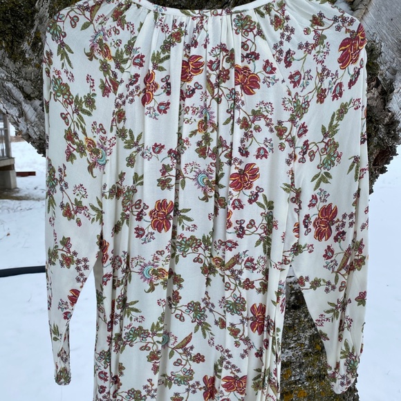 Woman's Peasant Style Top - Picture 2 of 4